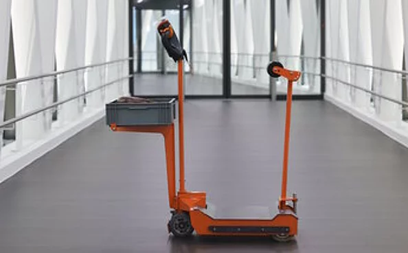 Elektroschlepper SURF Elektroschlepper SURF für effiziente Intralogistik – kompakte, leistungsstarke Lösung zum Transport schwerer Lasten in Lager und Produktion